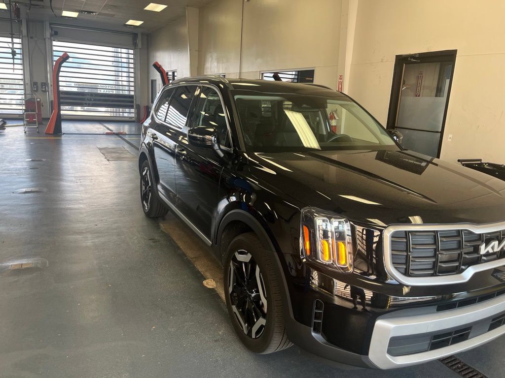 Used 2024 Kia Telluride S FWD image 1