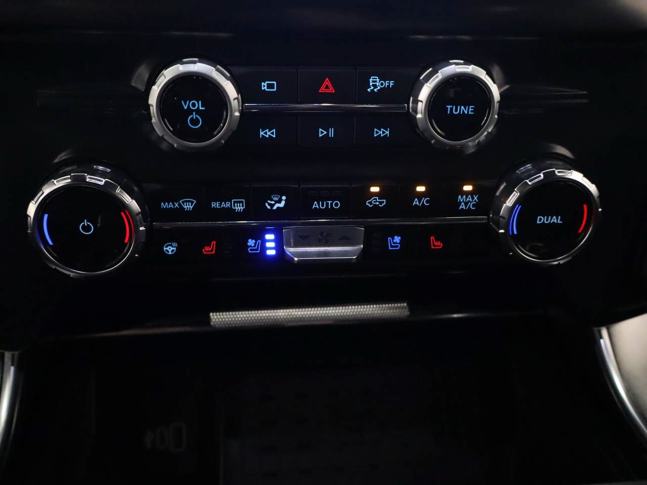 Certified 2025 Ford F150 Platinum w/ FX4 Off-Road Package AWD/4WD image 10