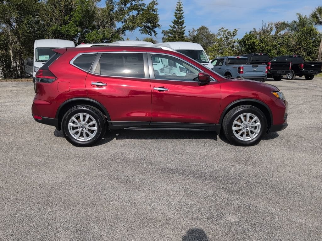 Used 2018 Nissan Rogue SV image 2