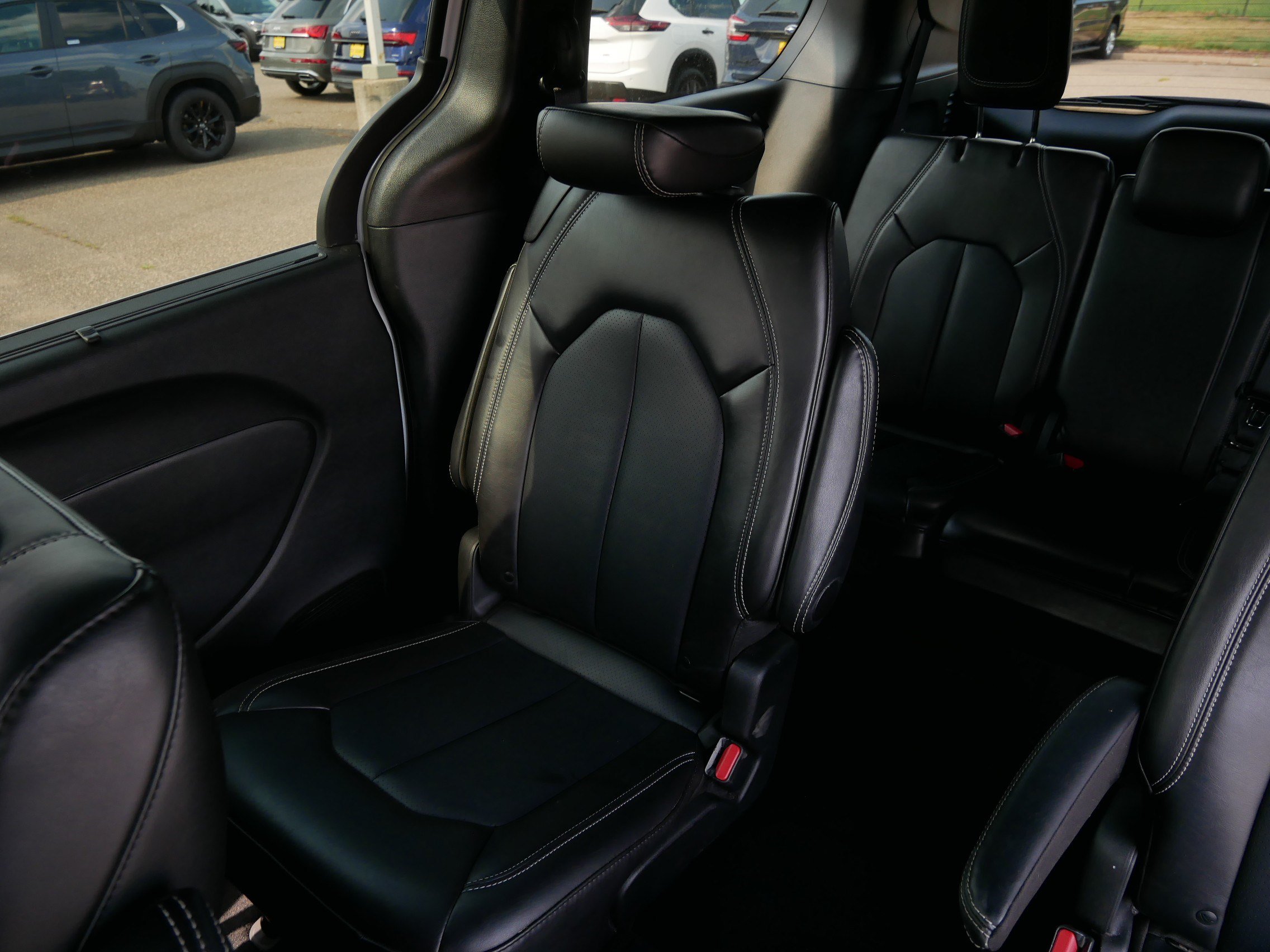Used 2025 Chrysler Pacifica Select FWD image 12