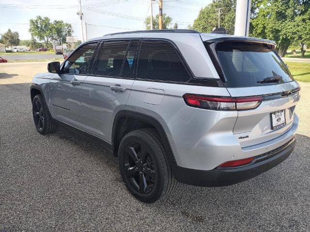 Used 2023 Jeep Grand Cherokee Altitude AWD/4WD image 4