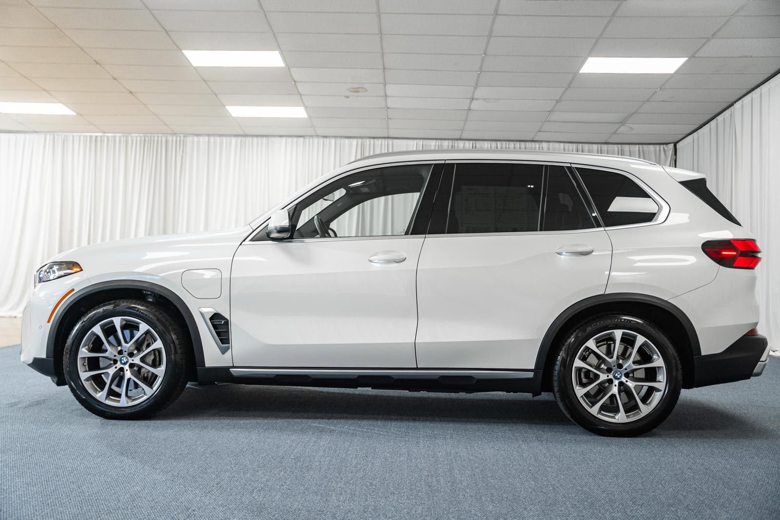 Used 2024 BMW X5 xDrive50e image 5
