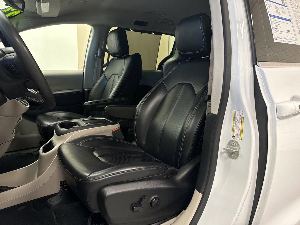 Used 2023 Chrysler Pacifica Touring-L image 8