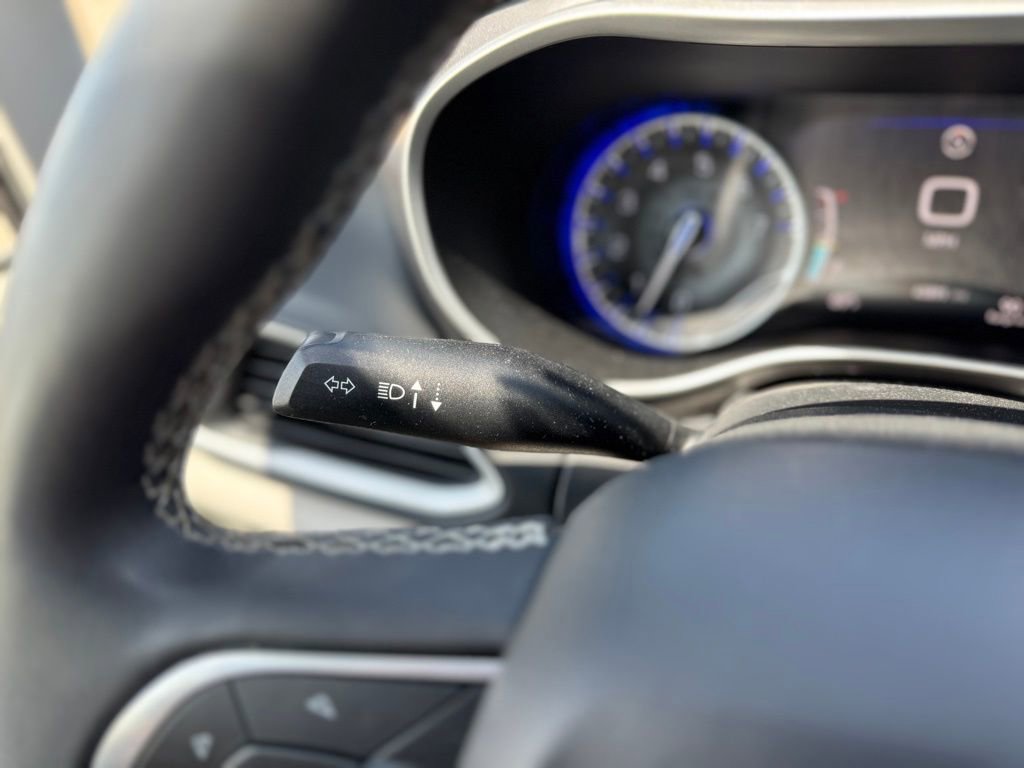 Used 2023 Chrysler Pacifica Touring-L FWD image 18