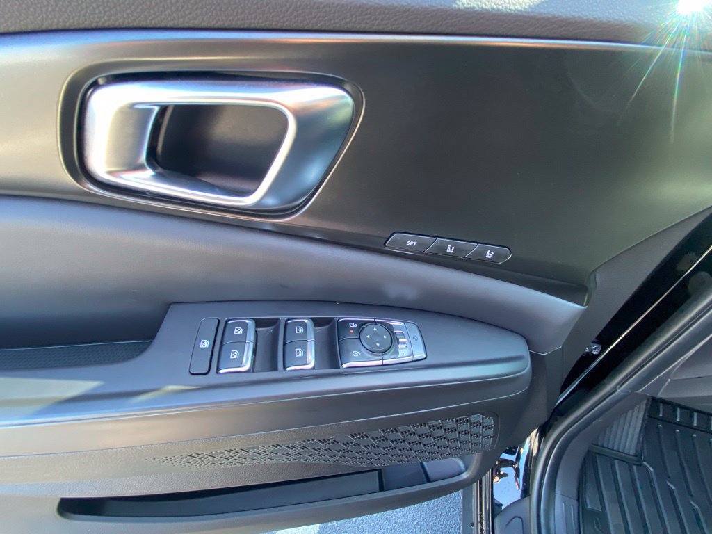 Used 2026 Kia Carnival SX w/ SX Dark Edition Package FWD image 11
