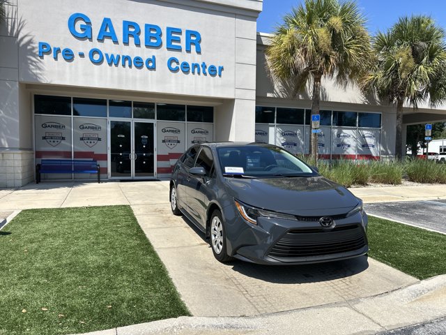 Used 2025 Toyota Corolla LE FWD image 2