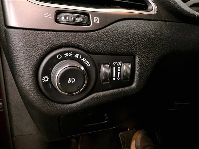 Used 2019 Jeep Cherokee Latitude Plus AWD/4WD image 30