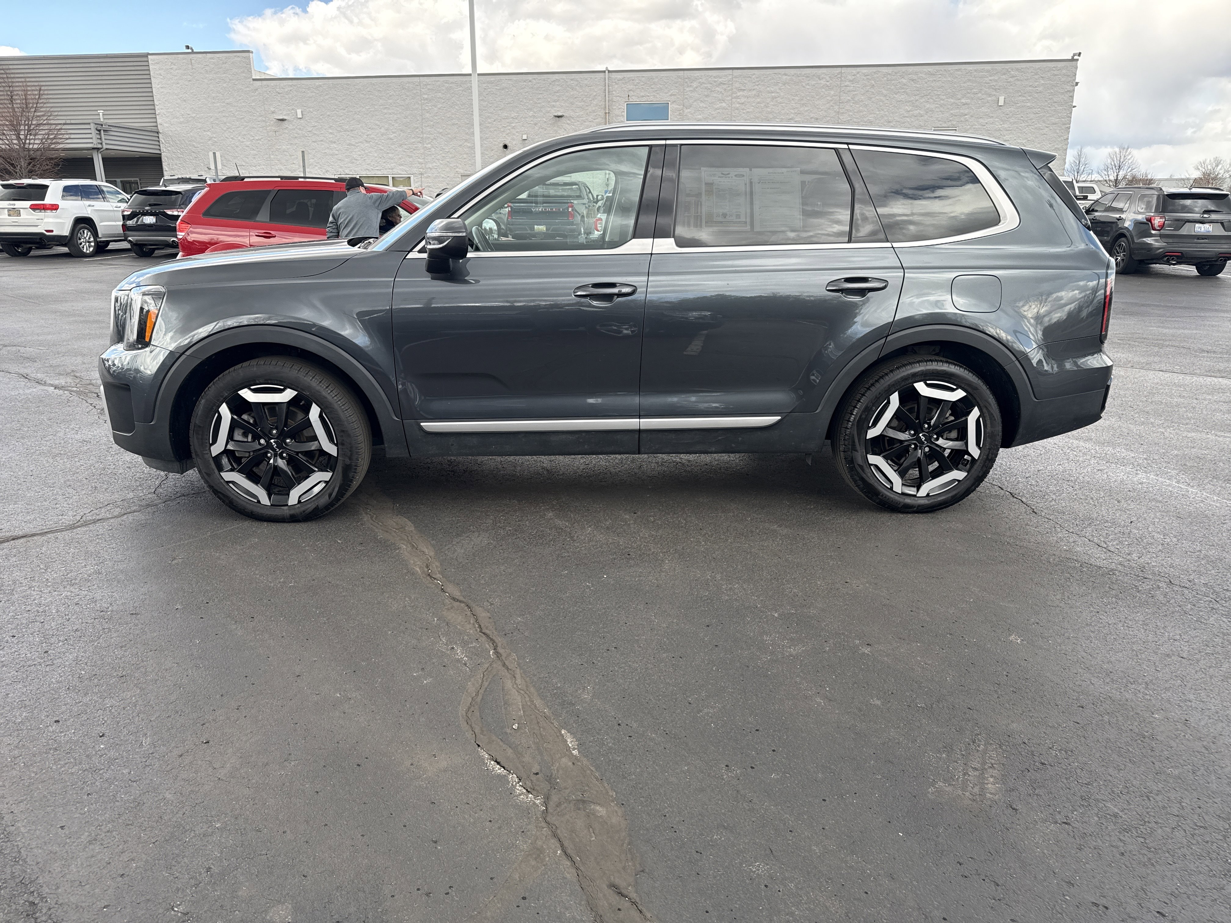 Used 2023 Kia Telluride FWD image 3