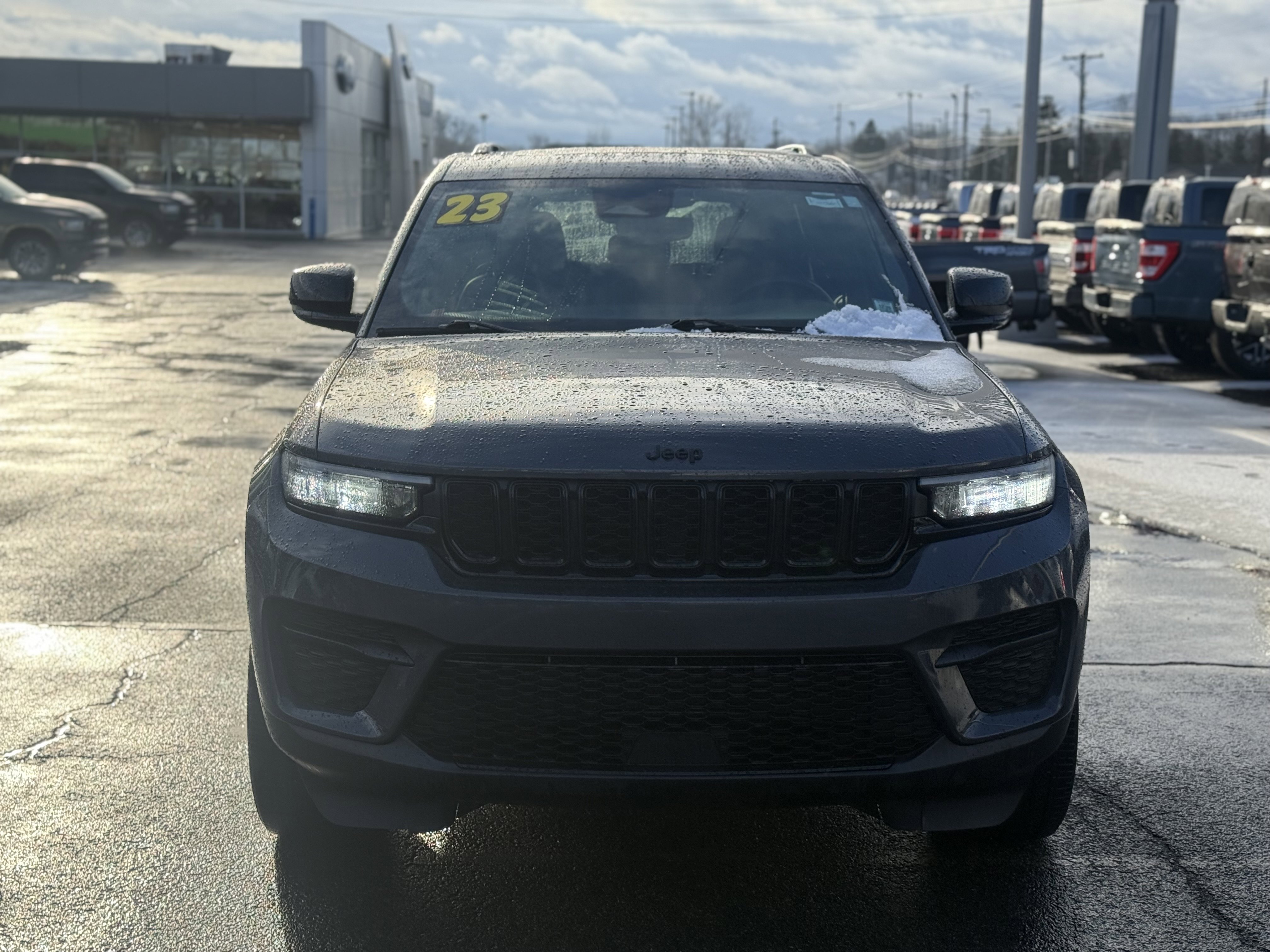 Used 2023 Jeep Grand Cherokee Altitude AWD/4WD image 6