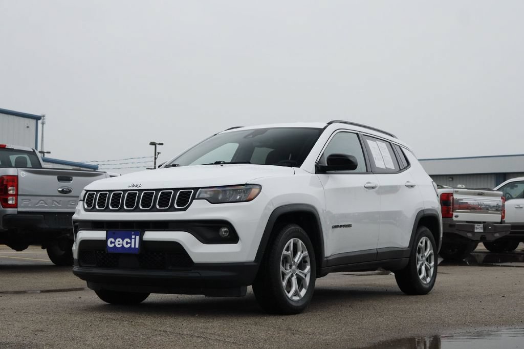 Used 2024 Jeep Compass Latitude AWD/4WD image 2