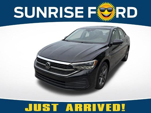 Used 2023 Volkswagen Jetta SE w/ Panoramic Sunroof Package