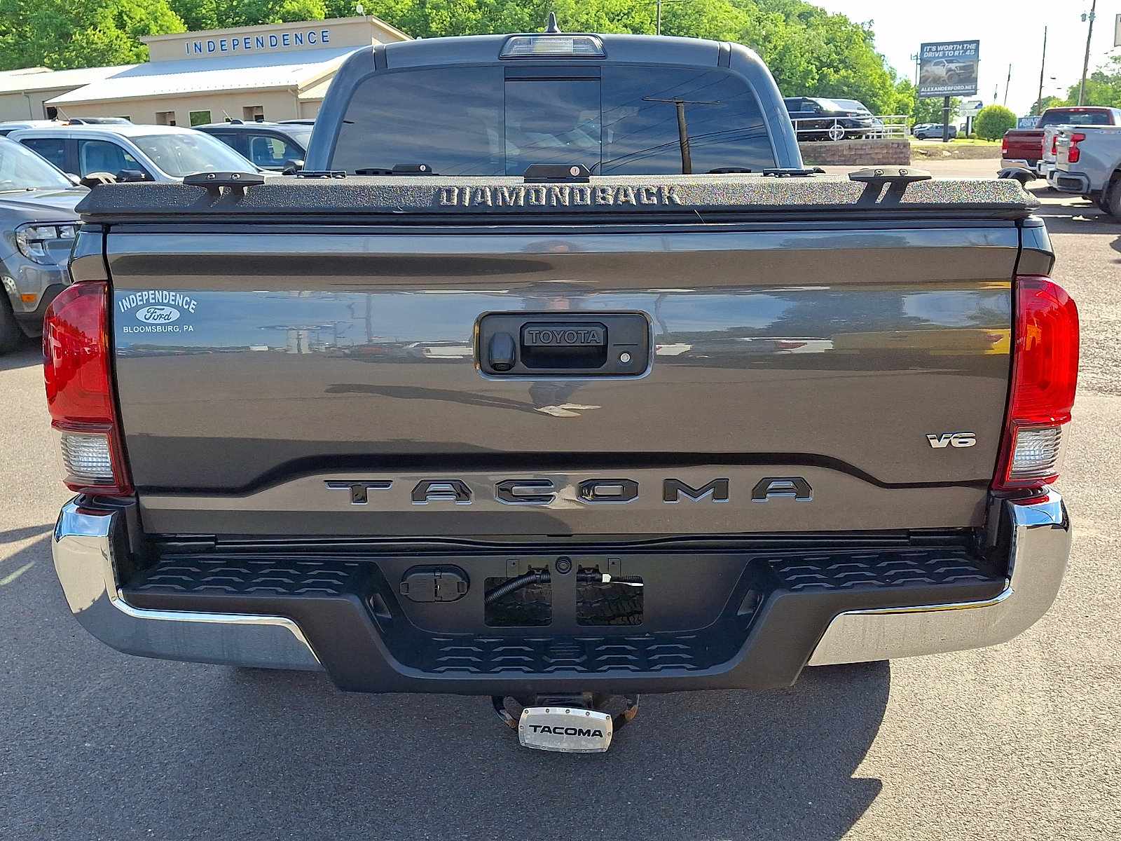 Used 2018 Toyota Tacoma TRD Off-Road AWD/4WD image 9