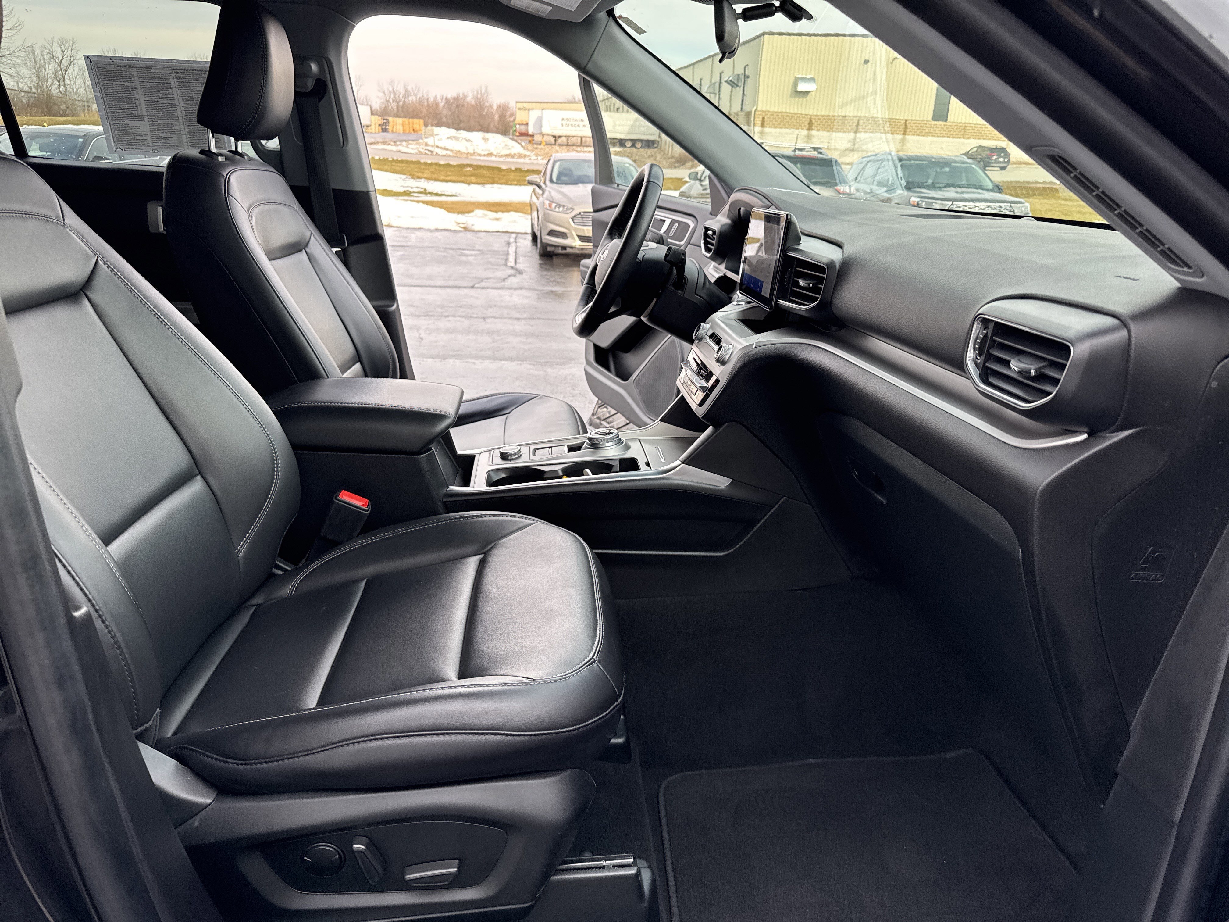 Certified 2022 Ford Explorer XLT w/ Equipment Group 202A image 33