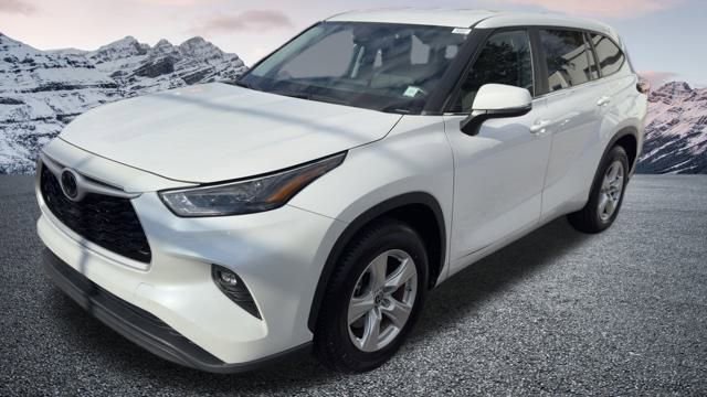 Used 2024 Toyota Highlander LE FWD image 1
