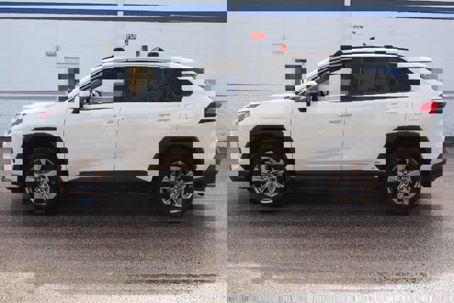 Used 2022 Toyota RAV4 XLE image 2