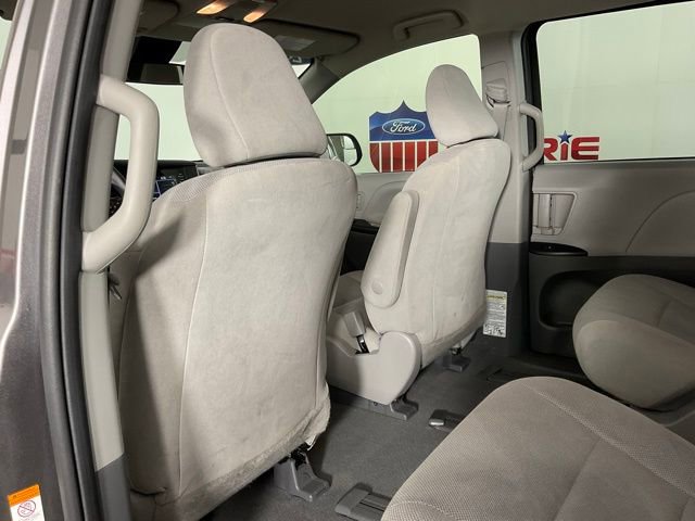 Used 2020 Toyota Sienna L image 15
