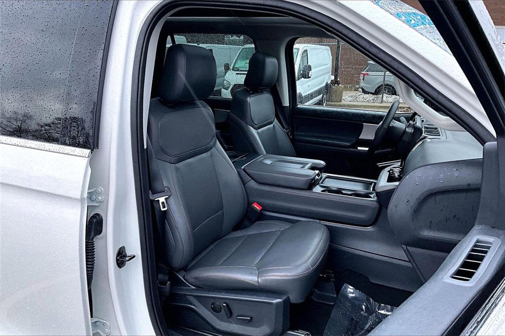 Certified 2025 Ford Expedition Active image 7