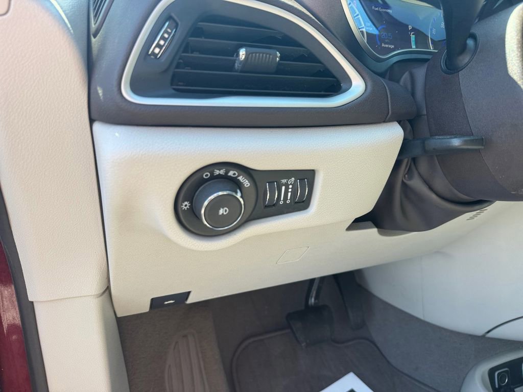 Used 2020 Chrysler Pacifica Touring w/ Advanced Safetytec Group FWD image 31