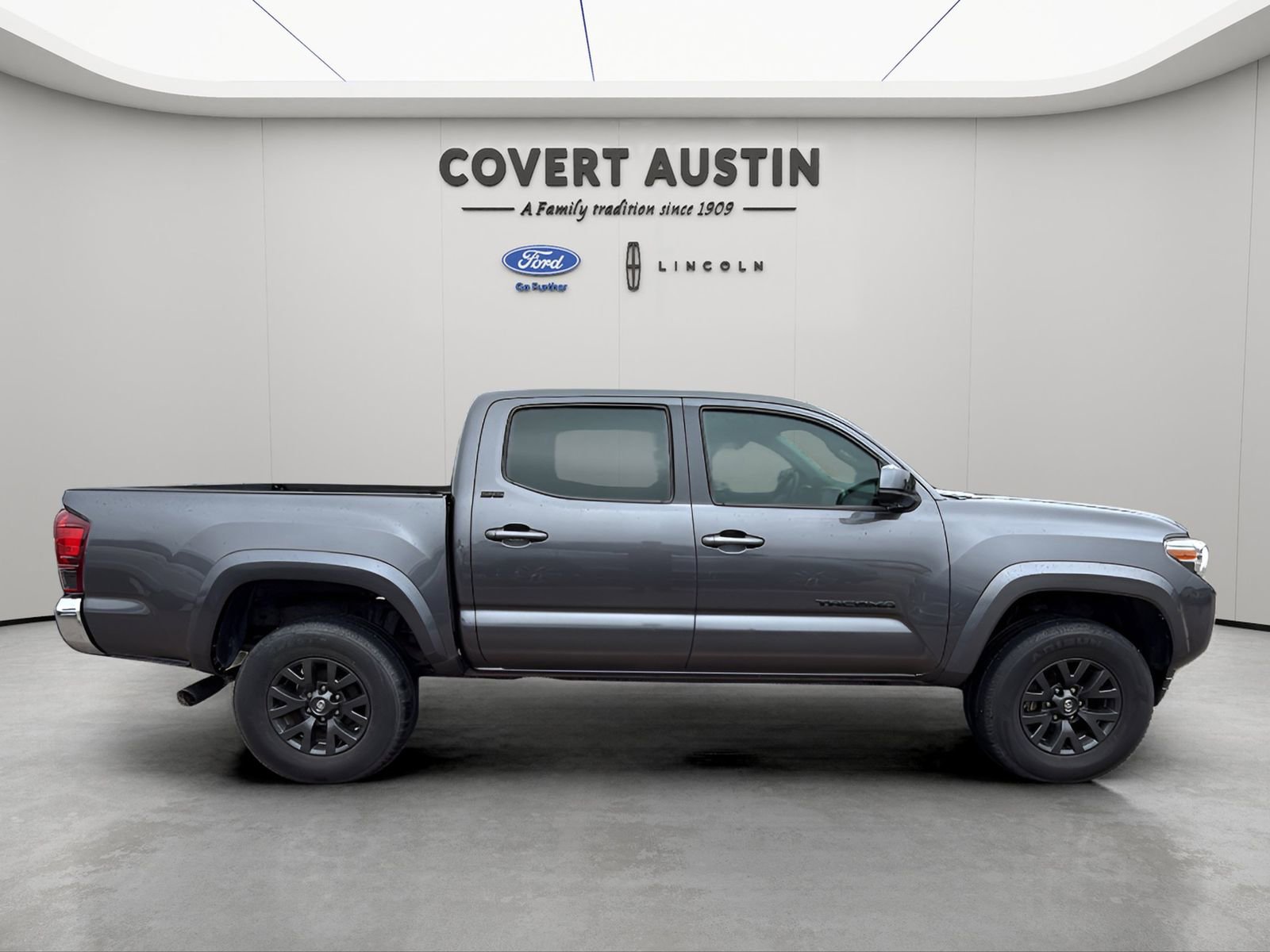 Used 2020 Toyota Tacoma SR5 w/ SR5 Appearance Package (SM) RWD image 6