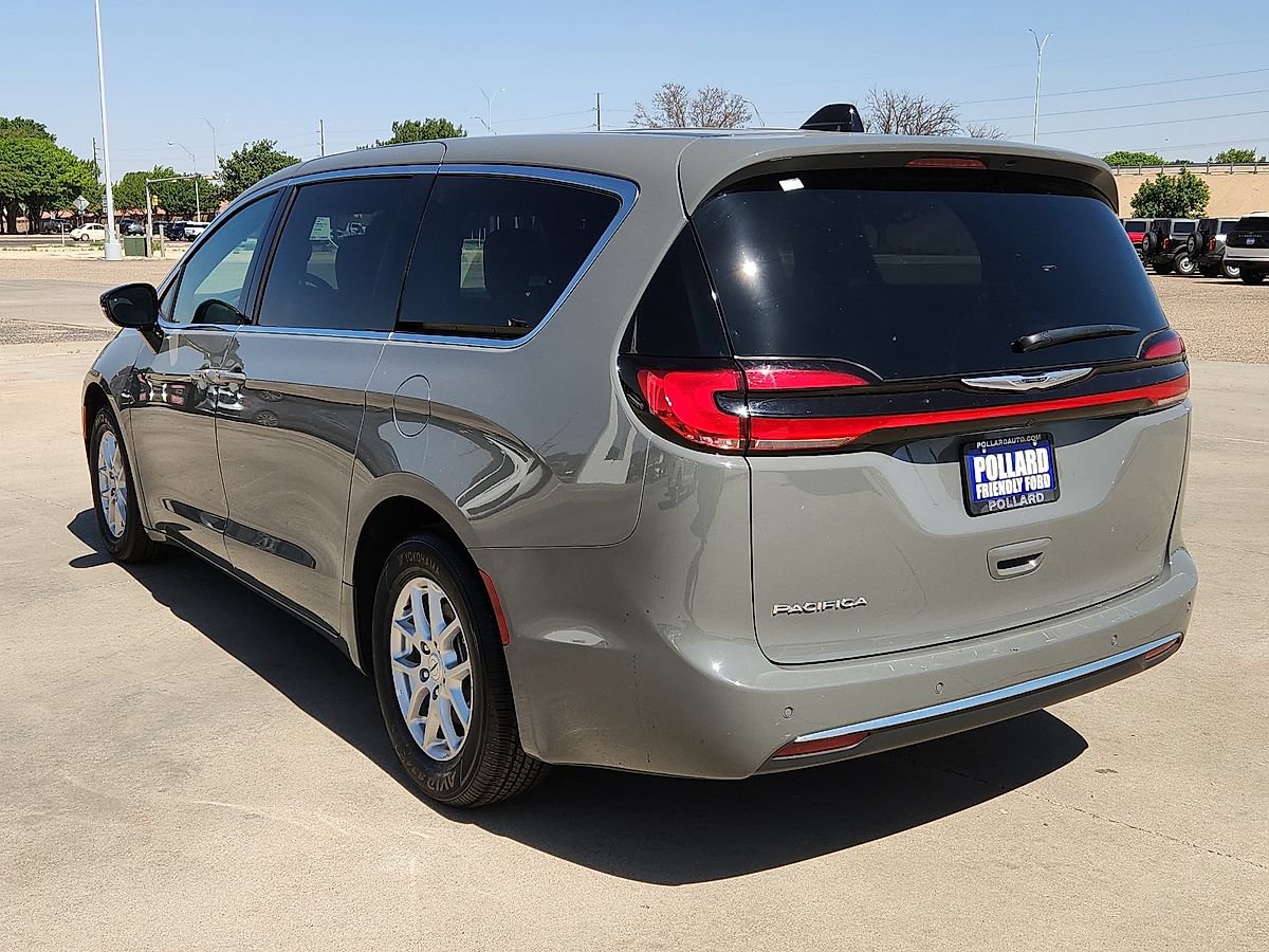 Used 2025 Chrysler Pacifica Select FWD image 2