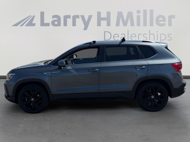 Used 2022 Volkswagen Taos SE w/ Panoramic Sunroof Package AWD/4WD image 2