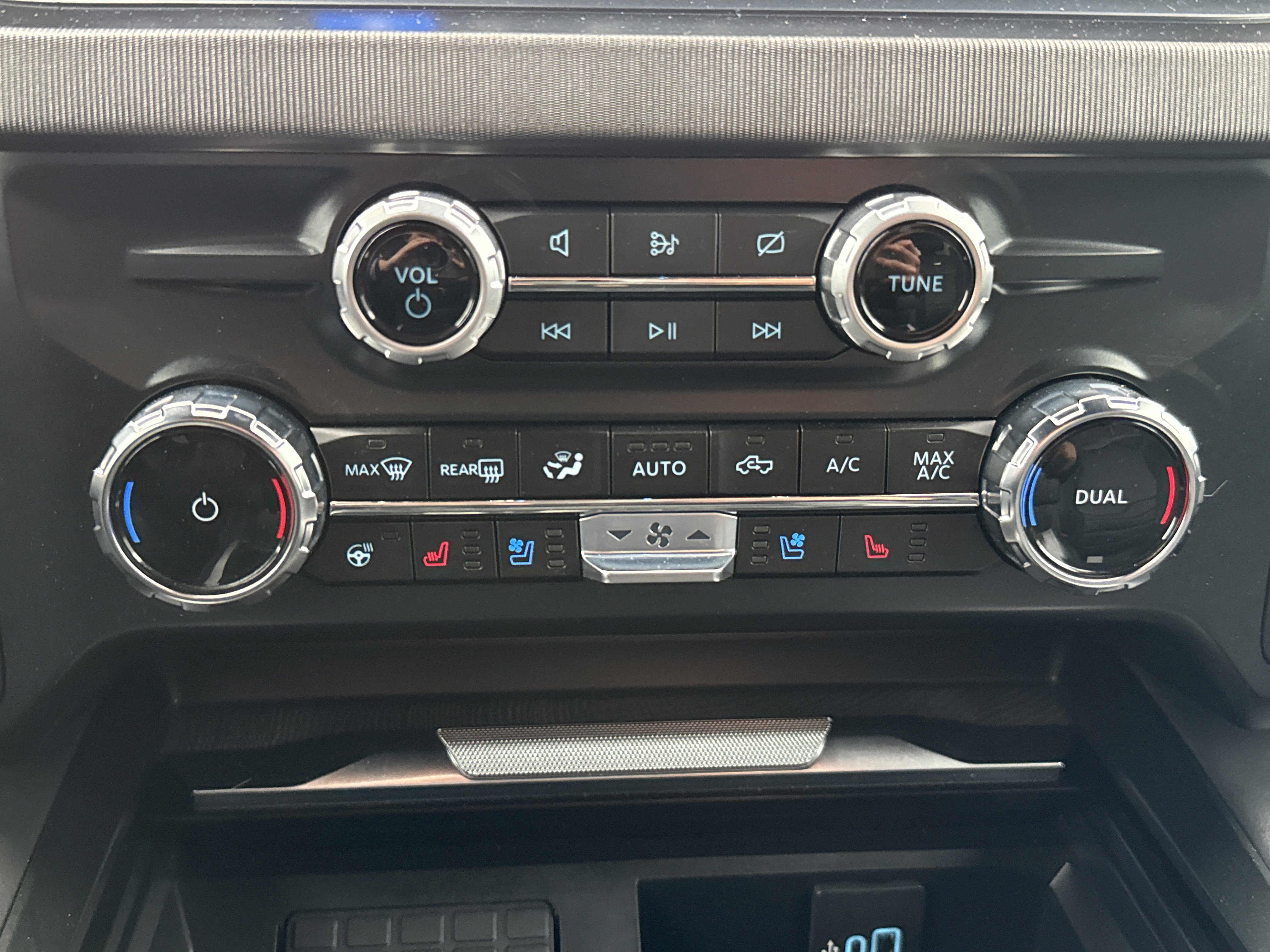 Certified 2023 Ford F350 Platinum w/ FX4 Off-Road Package image 22