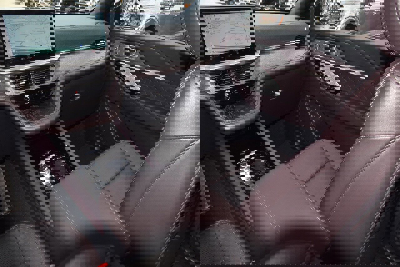 Certified 2025 Ford Explorer Platinum w/ LUX Leather Package image 19