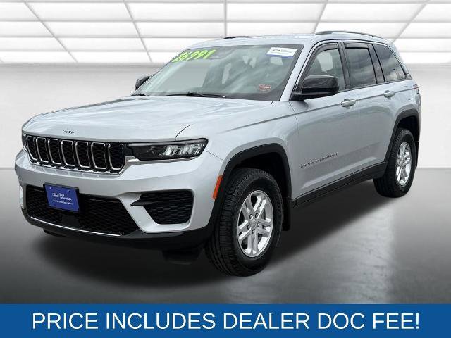 Used 2022 Jeep Grand Cherokee Laredo w/ Luxury Tech Group I AWD/4WD image 3