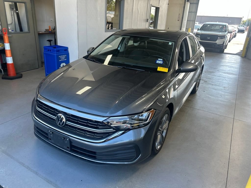 Used 2024 Volkswagen Jetta SE FWD image 2
