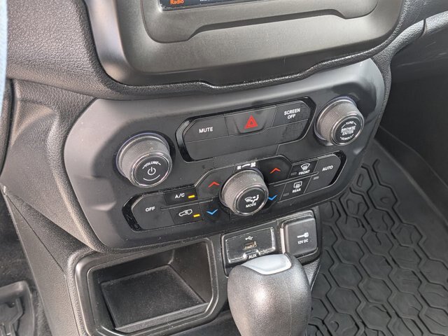 Used 2020 Jeep Renegade Altitude FWD image 23