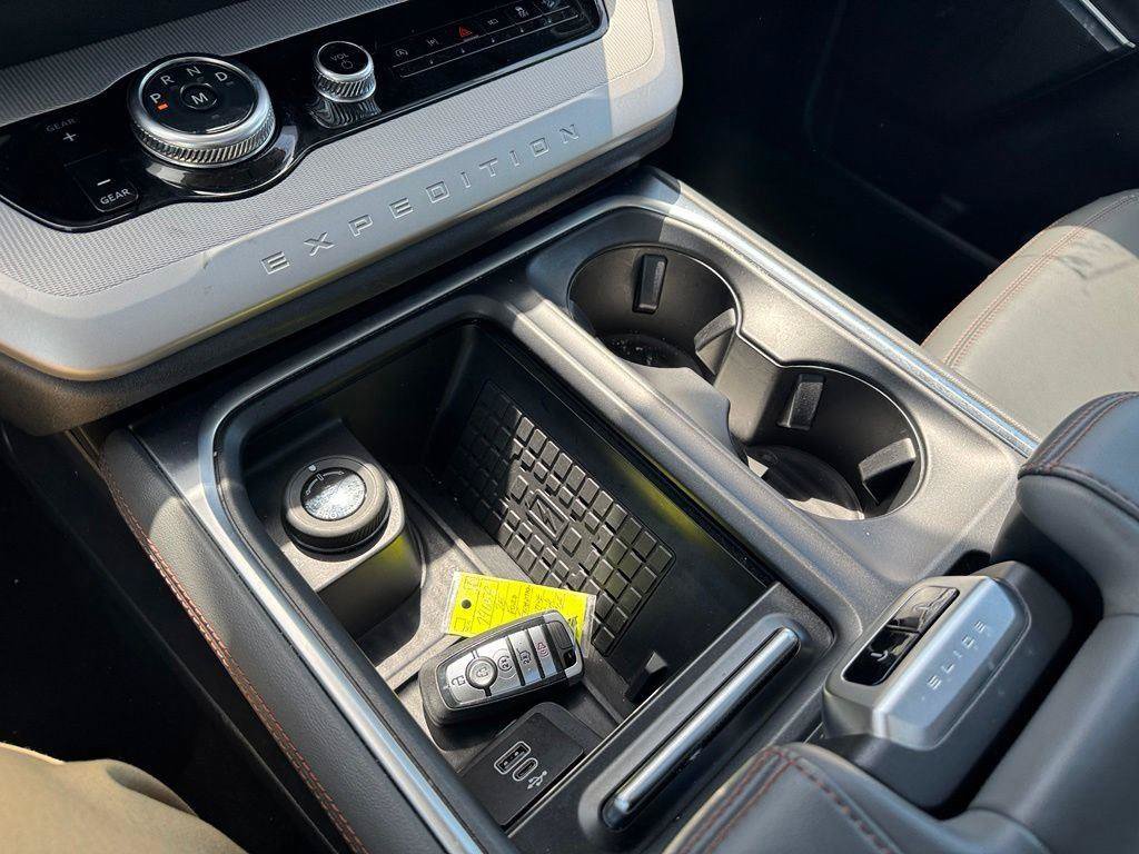 Certified 2025 Ford Expedition Active AWD/4WD image 25