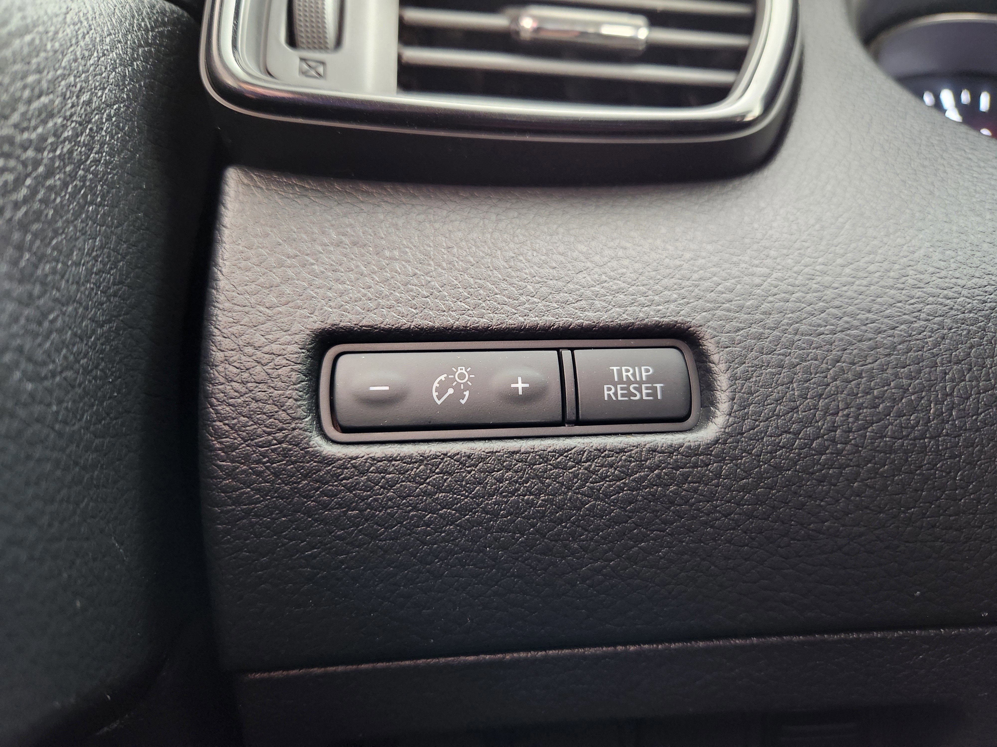 Used 2018 Nissan Rogue S image 26