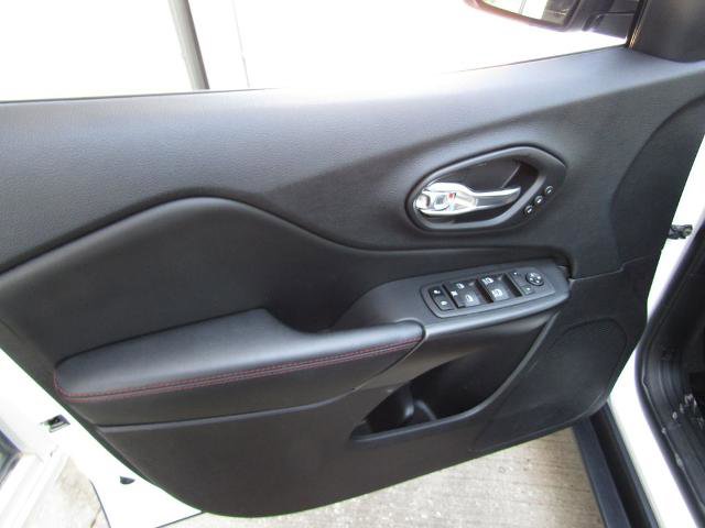 Used 2022 Jeep Cherokee Trailhawk w/ Premium Leather Package AWD/4WD image 22