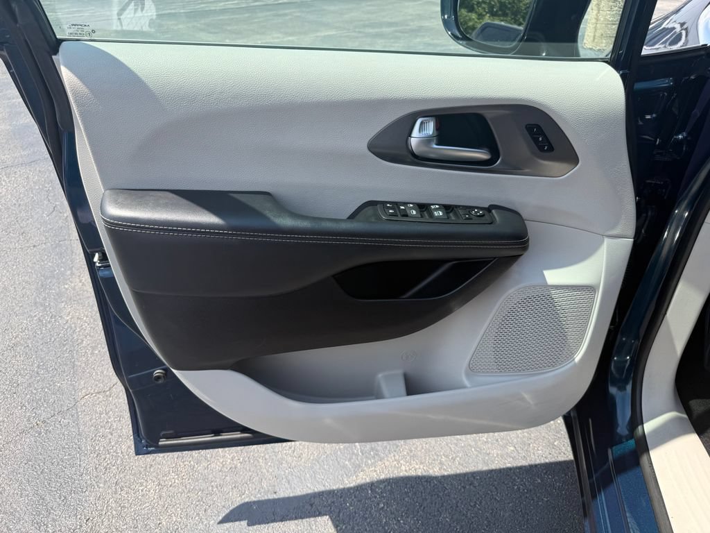 Used 2024 Chrysler Pacifica Touring-L FWD image 14