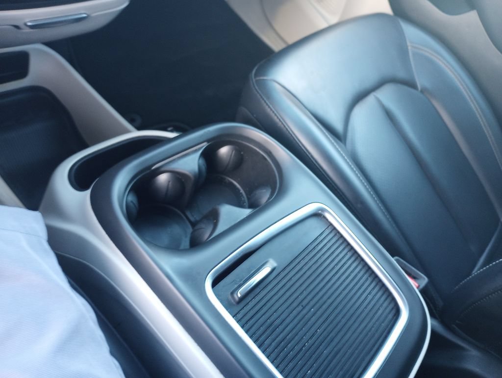 Used 2023 Chrysler Pacifica Touring-L FWD image 30