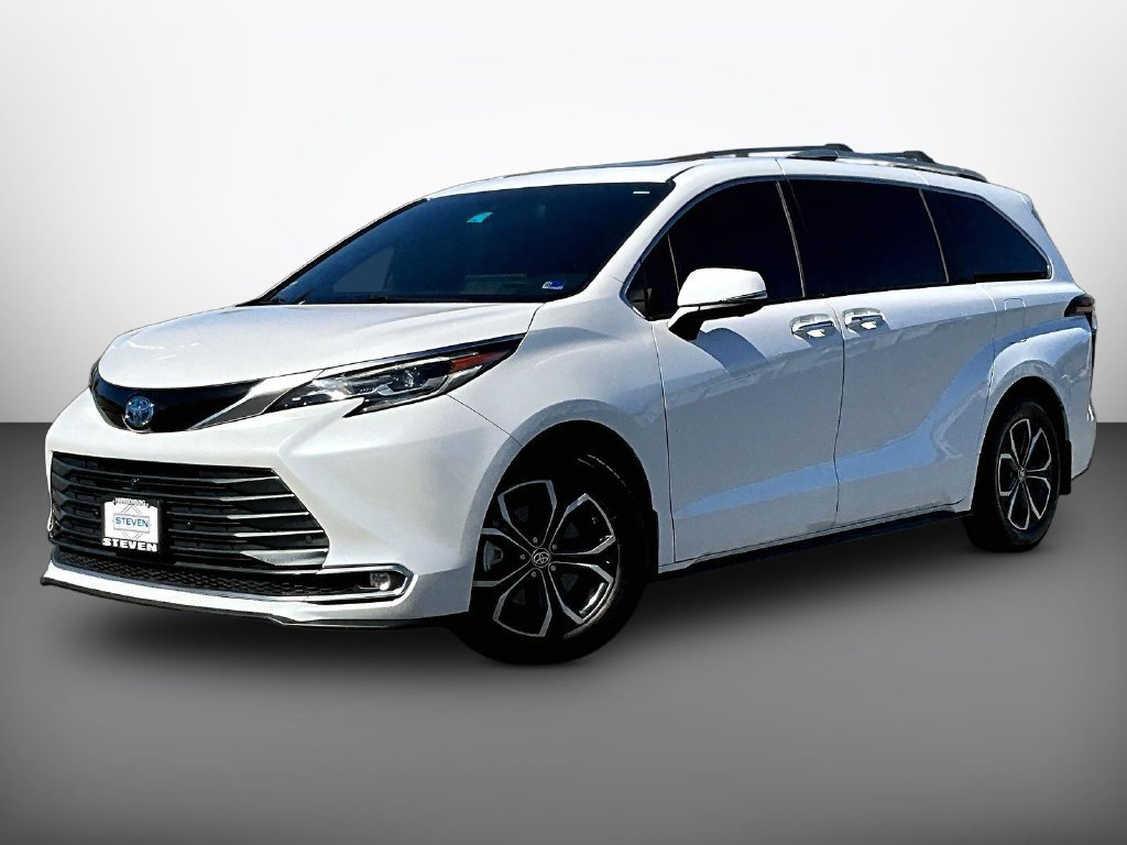 Used 2025 Toyota Sienna Platinum AWD/4WD image 3