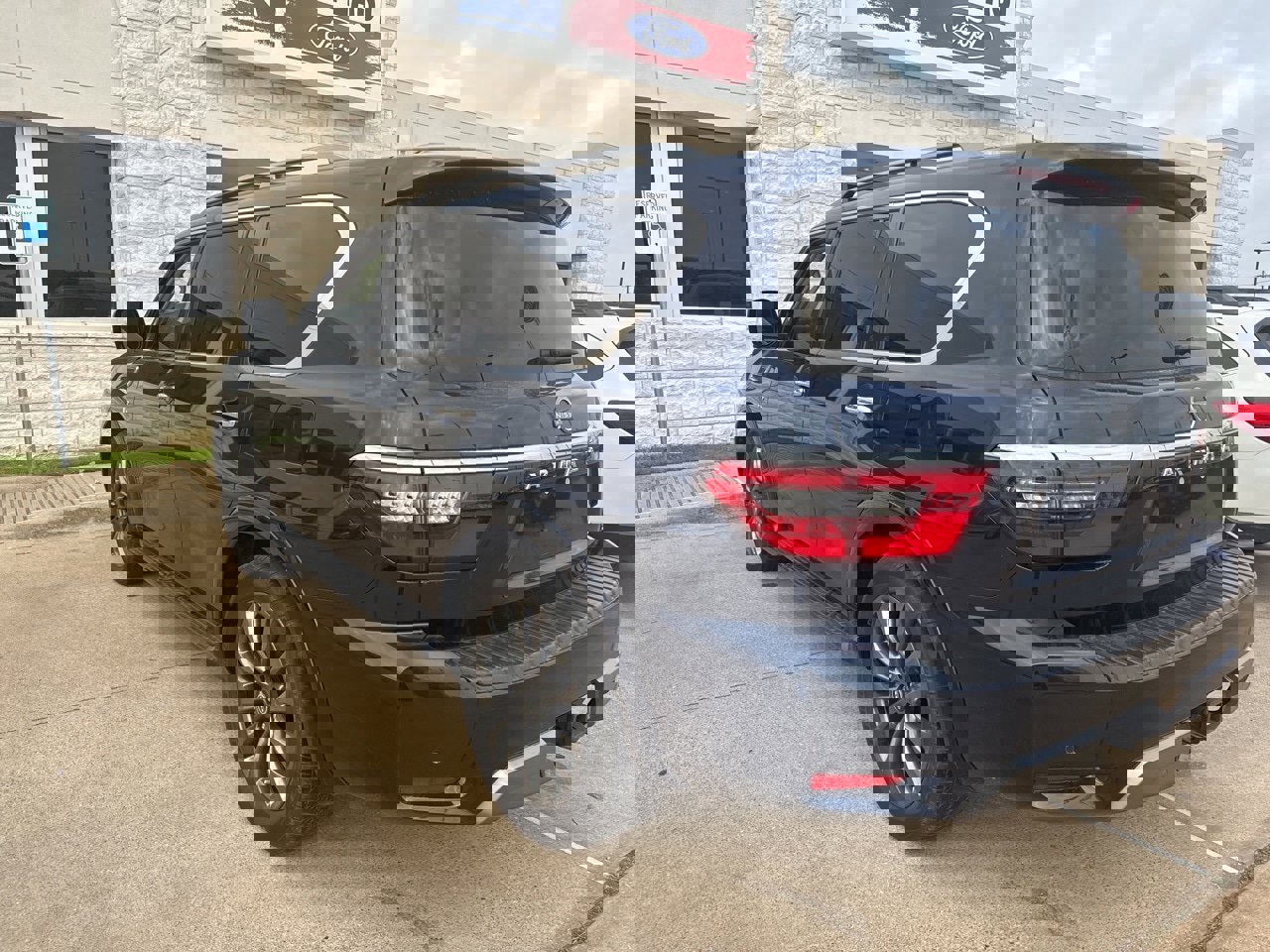 Used 2022 Nissan Armada Platinum w/ Captain's Chairs Package image 7