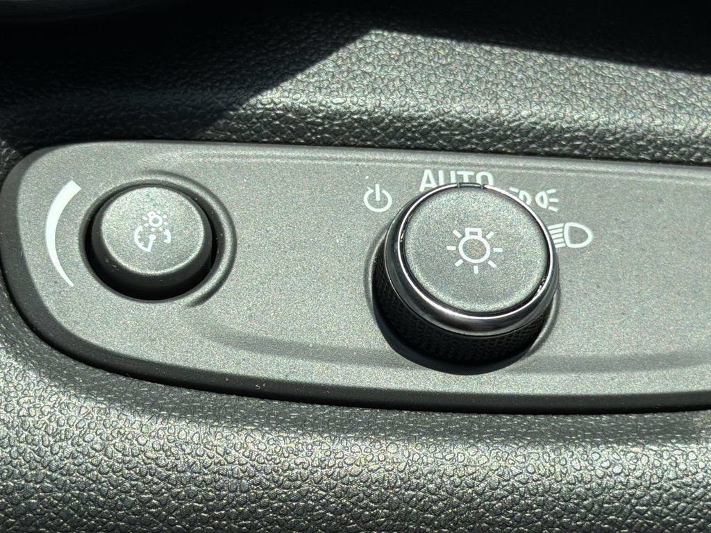 Used 2025 Chevrolet Trax ACTIV w/ Sunroof Package FWD image 19