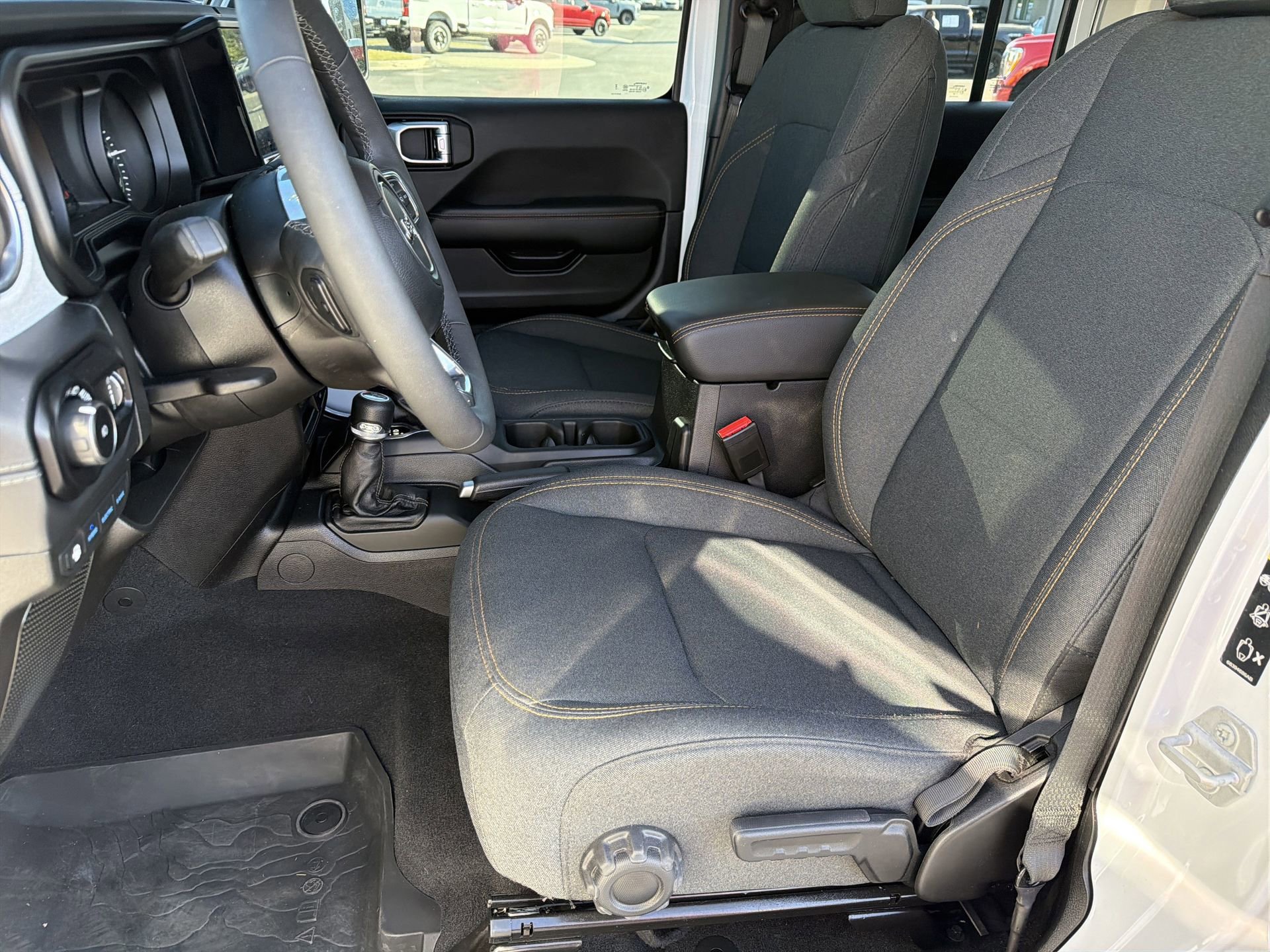 Used 2025 Jeep Wrangler Unlimited Sahara AWD/4WD image 27
