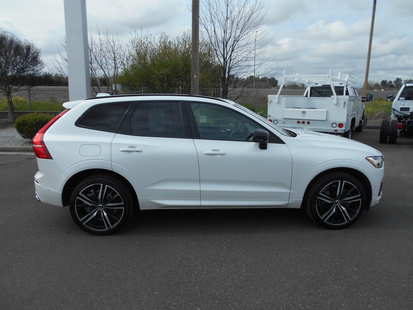 Used 2020 Volvo XC60 T6 R-Design w/ Protection Package Premier AWD/4WD image 3