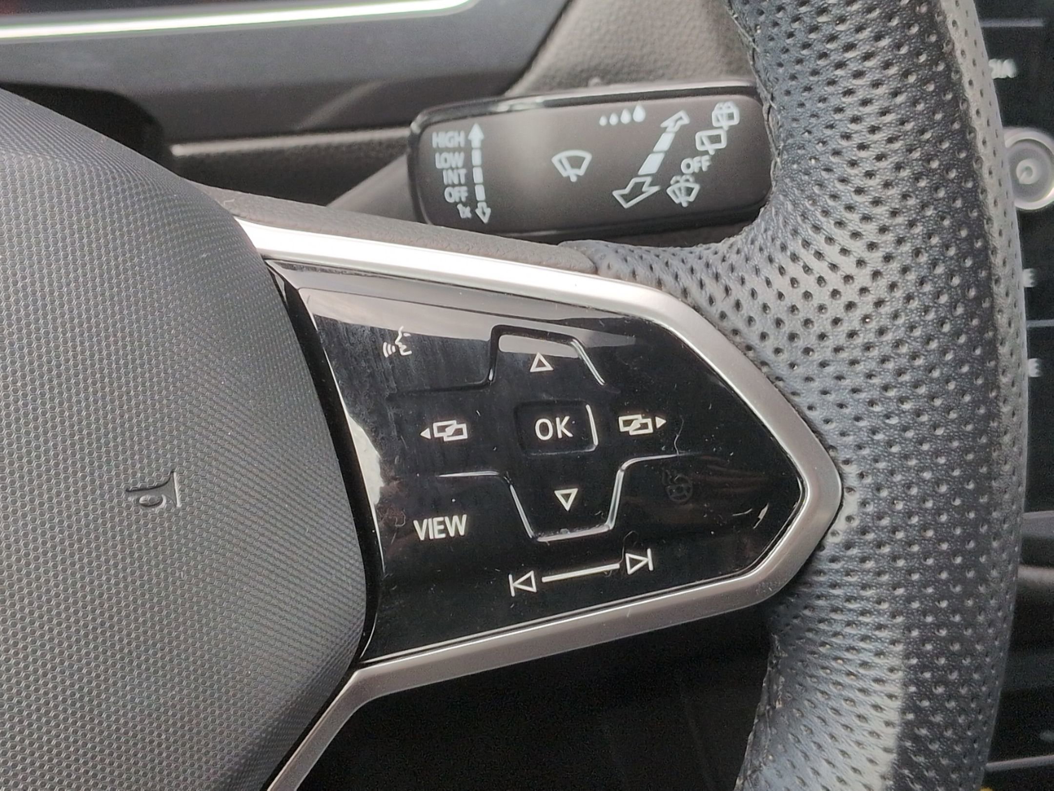 Used 2023 Volkswagen Tiguan SE R-Line FWD image 19