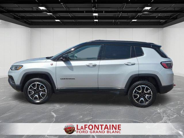 Used 2025 Jeep Compass Trailhawk AWD/4WD image 2