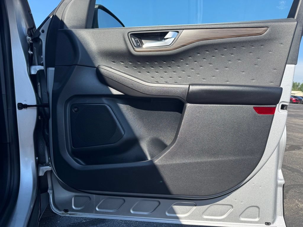 Certified 2020 Ford Escape Titanium AWD/4WD image 22