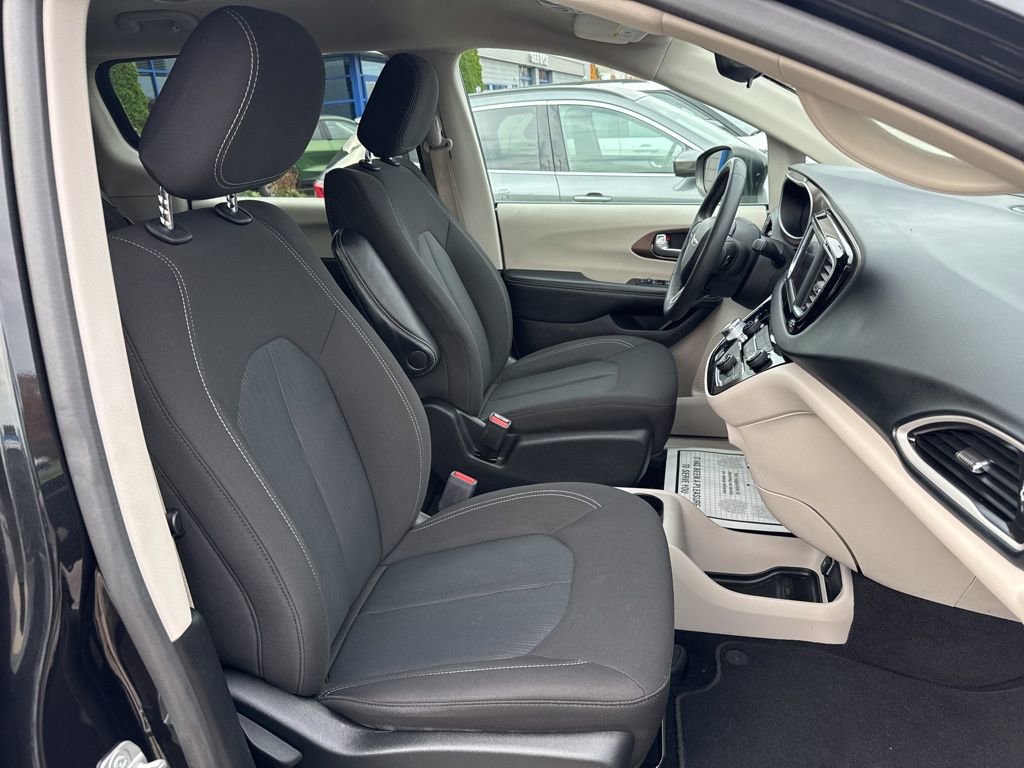 Used 2023 Chrysler Voyager LX image 33