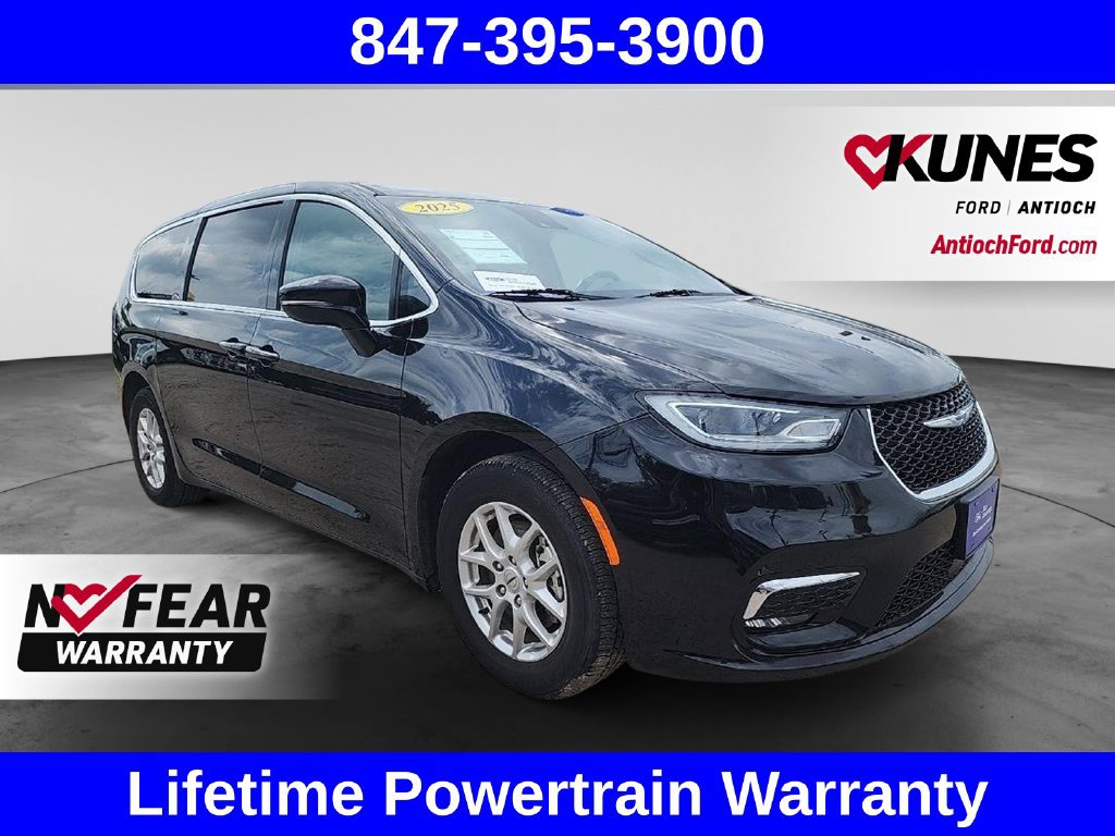 Used 2025 Chrysler Pacifica Select