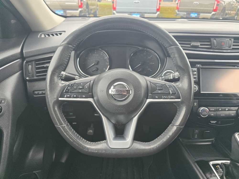 Used 2017 Nissan Rogue SV w/ SV Premium Package image 11