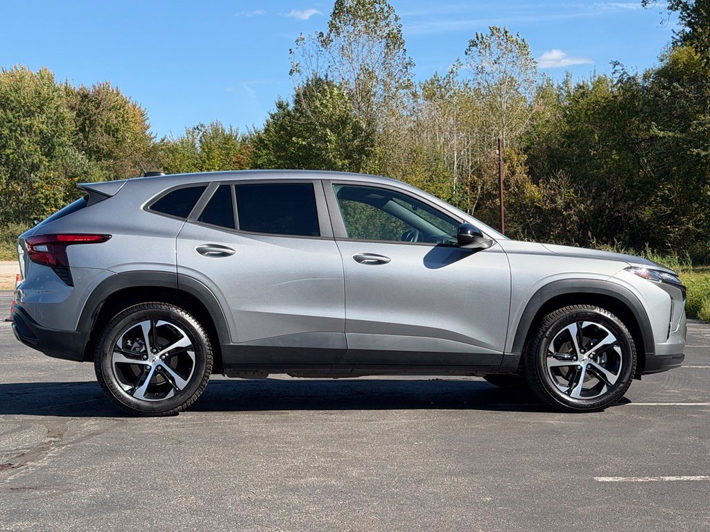 Used 2025 Chevrolet Trax RS FWD image 7