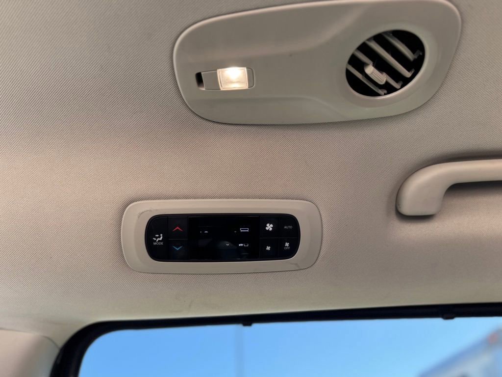Used 2023 Chrysler Pacifica Touring-L image 38