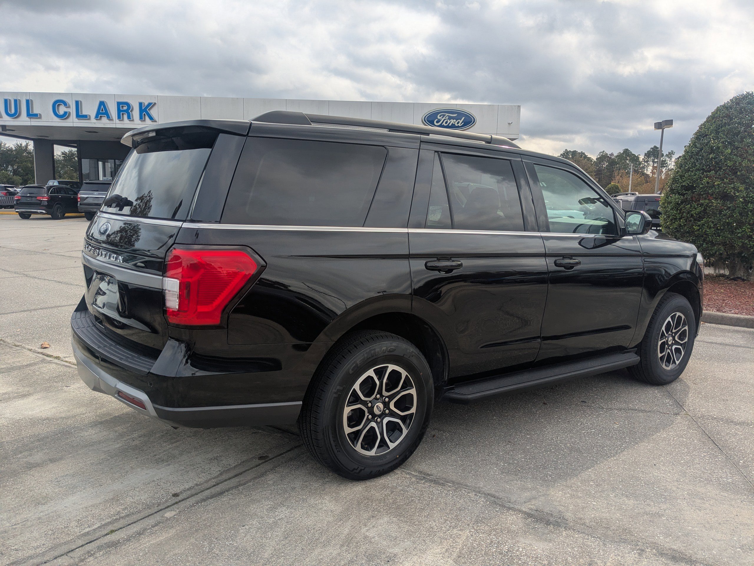 Certified 2024 Ford Expedition XLT image 4