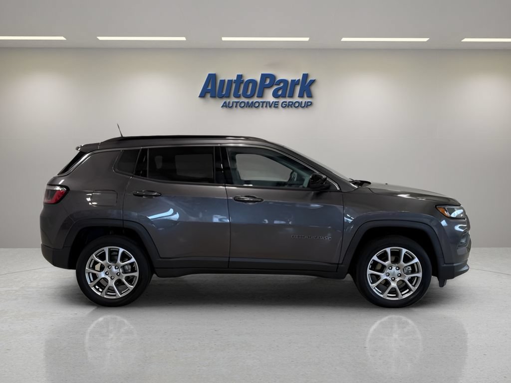 Used 2022 Jeep Compass Latitude w/ Sun and Sound Group AWD/4WD image 8